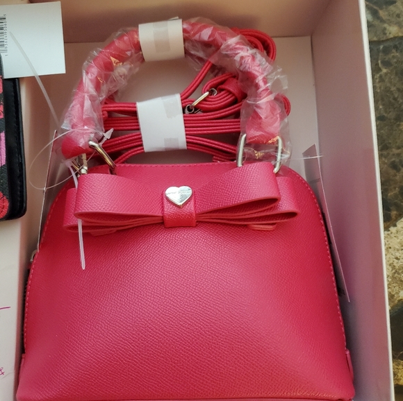 Betsey Johnson pink purse with kisses Keychain wallett in gift box NWT - Picture 3 of 5
